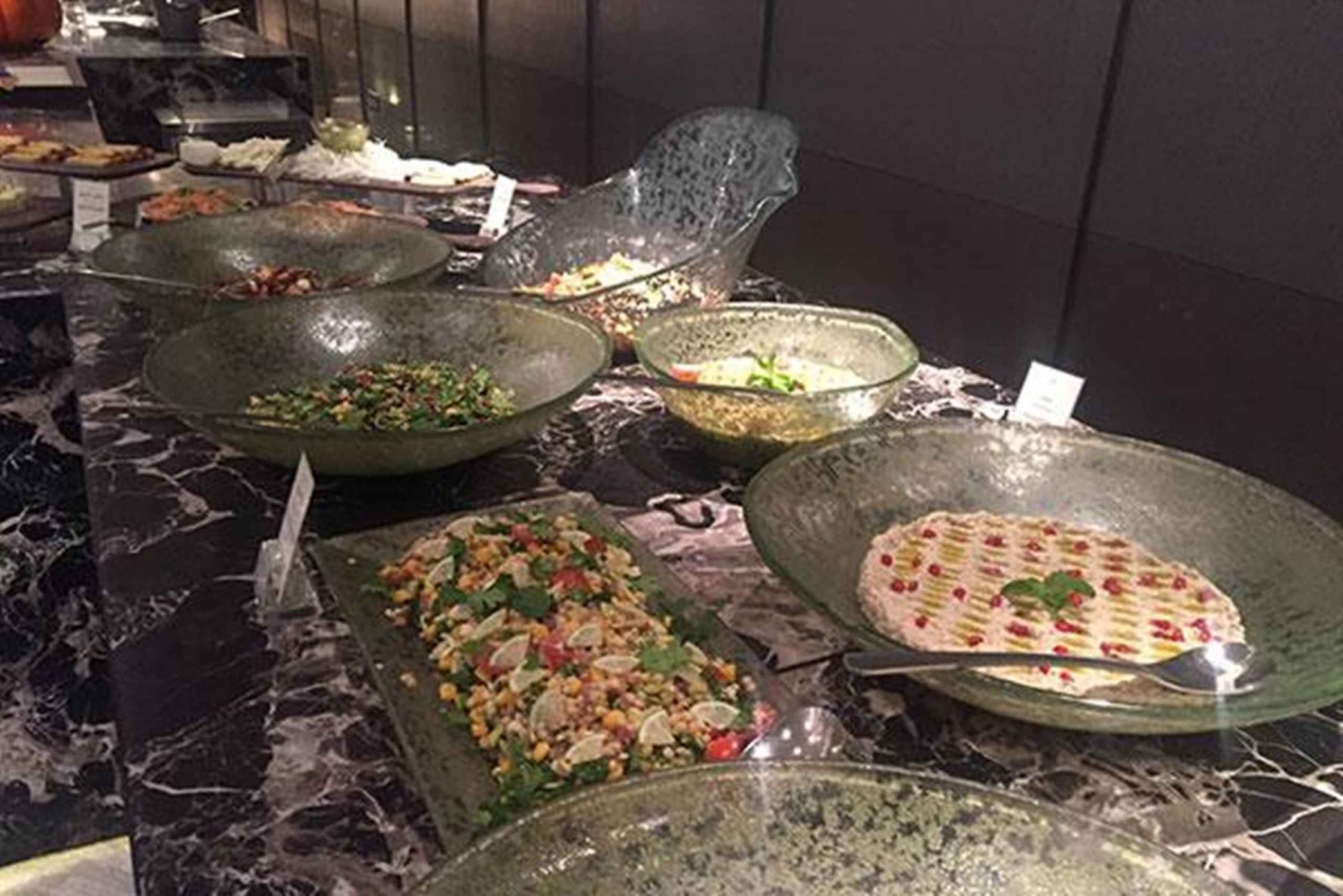 Jeddah: Seafood Dinner at Al Multaqa Restaurant with Pickup