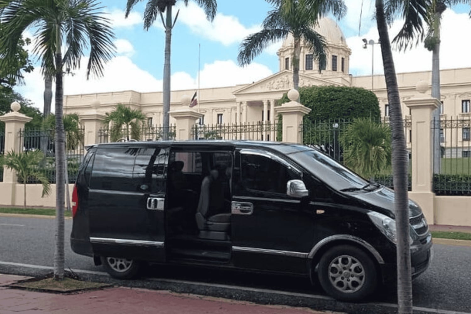 マディーナ：空港または鉄道駅からホテルへの送迎