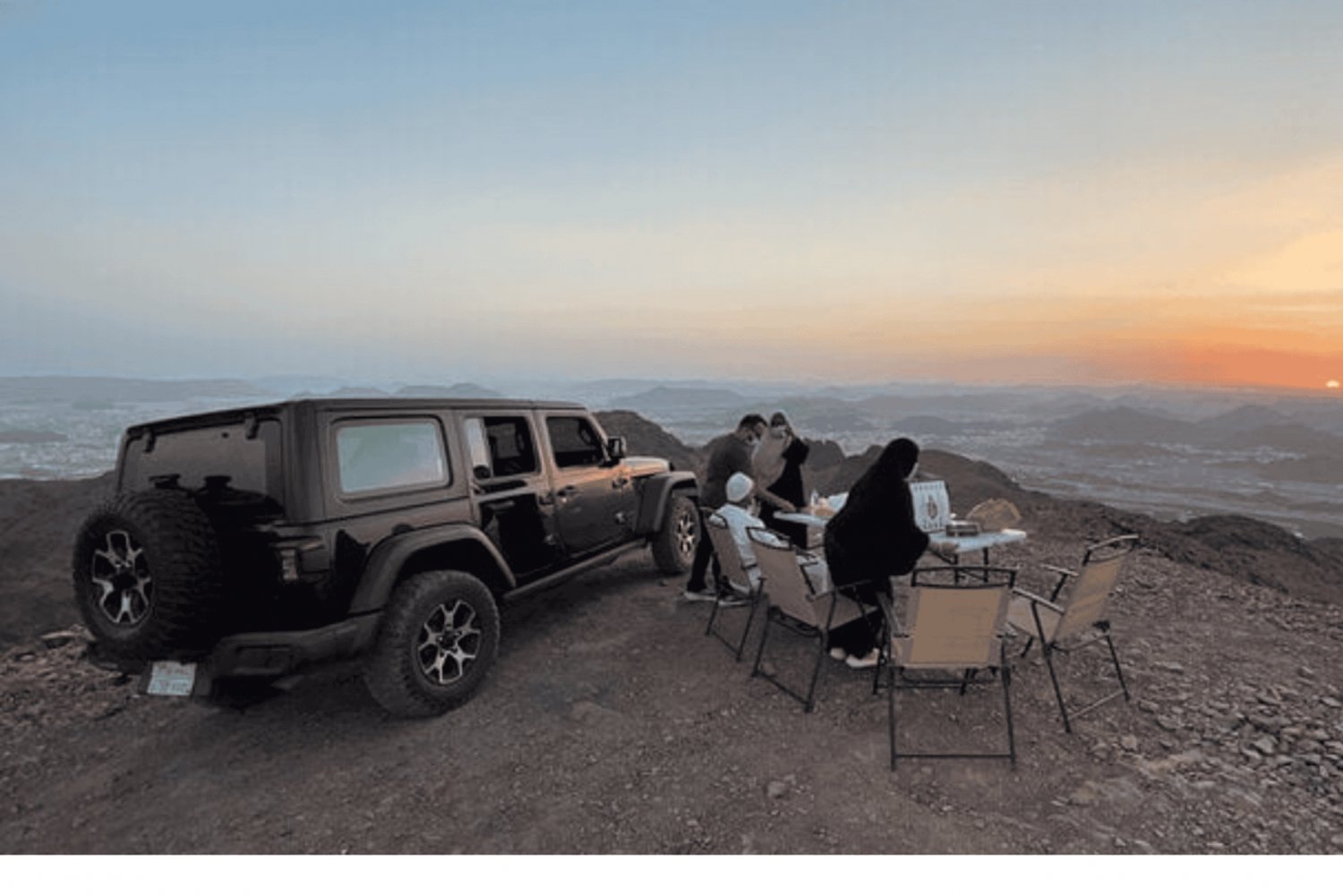 Medina: Uhud Mountain 4WD Tour kahvin ja teen kera.