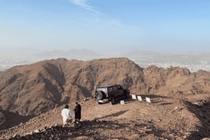 Medina: Excursão de 4x4 à montanha Uhud com café e chá