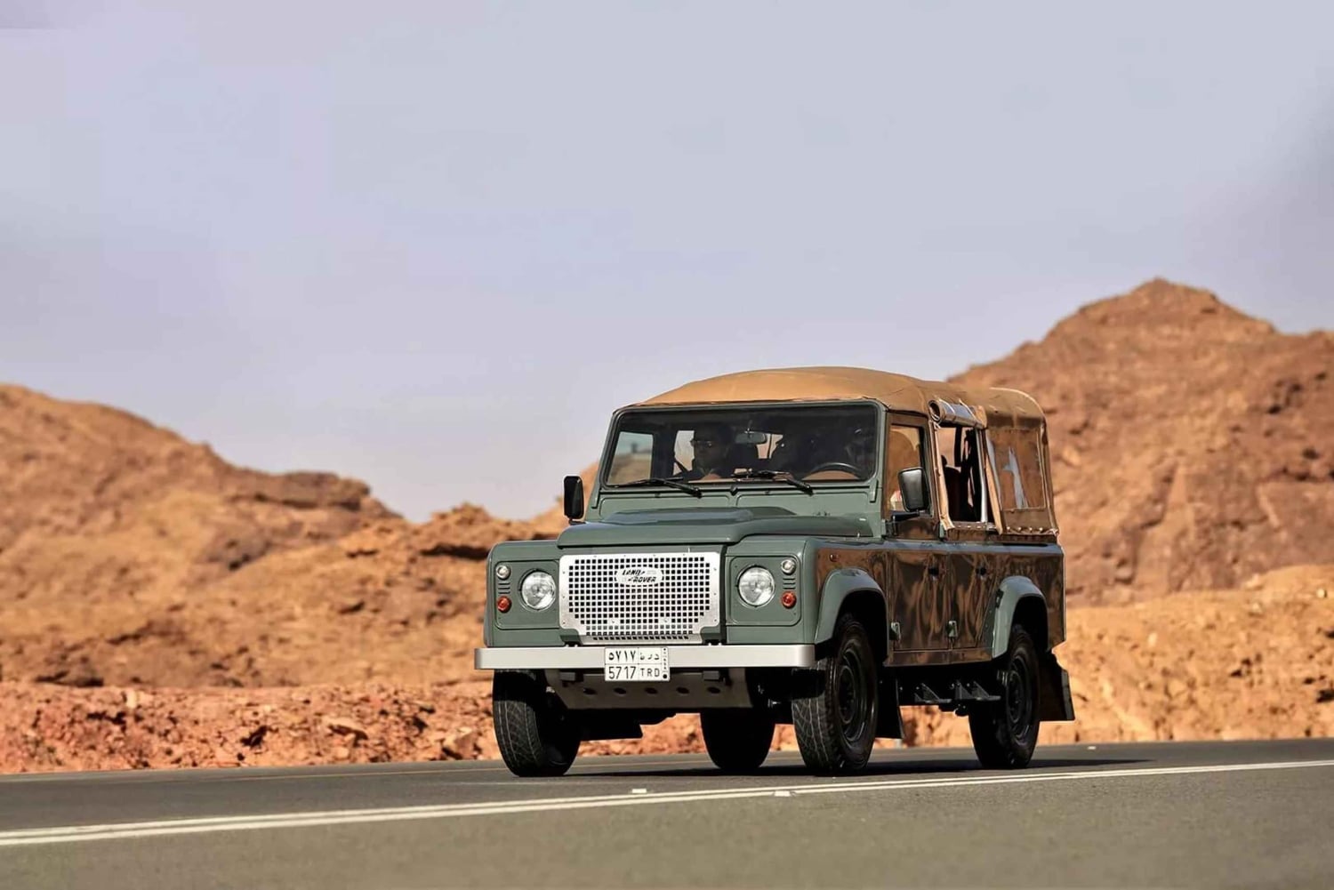 Частная экскурсия по древним местам Дадана на старинном Land Rover
