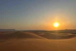 Rijad: czerwony piasek: jazda na ATV po wydmach, jazda na wielbłądzie i sandboarding