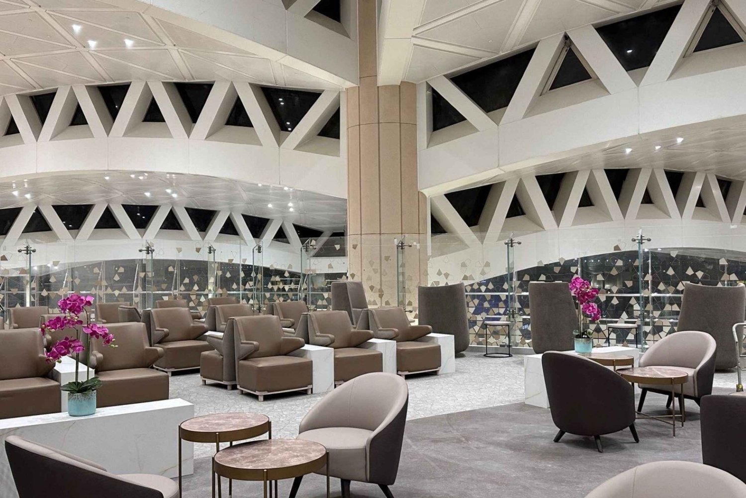 Aéroport international de la mer Rouge (RSI) : entrée au salon AMWAJ