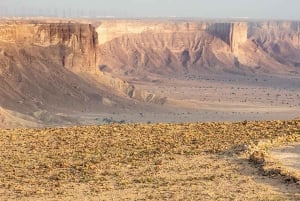 Riyadh: Edge of the World and Darb Al-Manjoor, VIP treatment