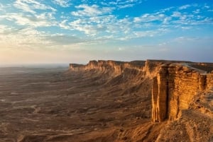 Riad: Wanderung am Rand der Welt, Kamelritt und Höhlentour