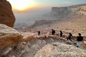 Riad: Wanderung am Rand der Welt, Kamelritt und Höhlentour
