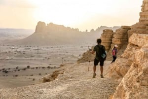Riad: Wanderung am Rand der Welt, Kamelritt und Höhlentour