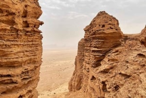 Riad: Wanderung am Rand der Welt, Kamelritt und Höhlentour