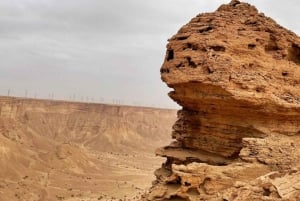 Riad: Wanderung am Rand der Welt, Kamelritt und Höhlentour