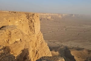 Riyadh: Edge of the World & Ibn Rashed Cave Sunset Tour