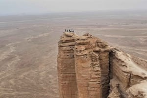 Riyadh: Edge of the World & Ibn Rashed Cave Sunset Tour