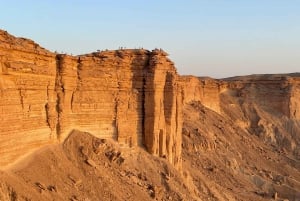 Riyadh:Edge of the World Private Tour sunset with dinner