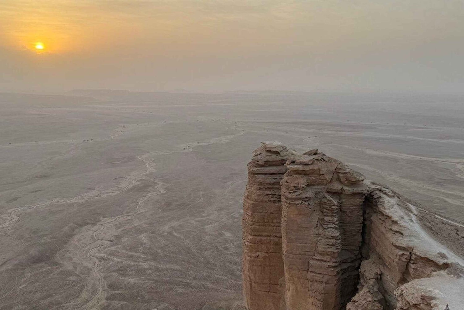 Riyadh: Edge of the World Sunset & Stargazing Hiking Tour