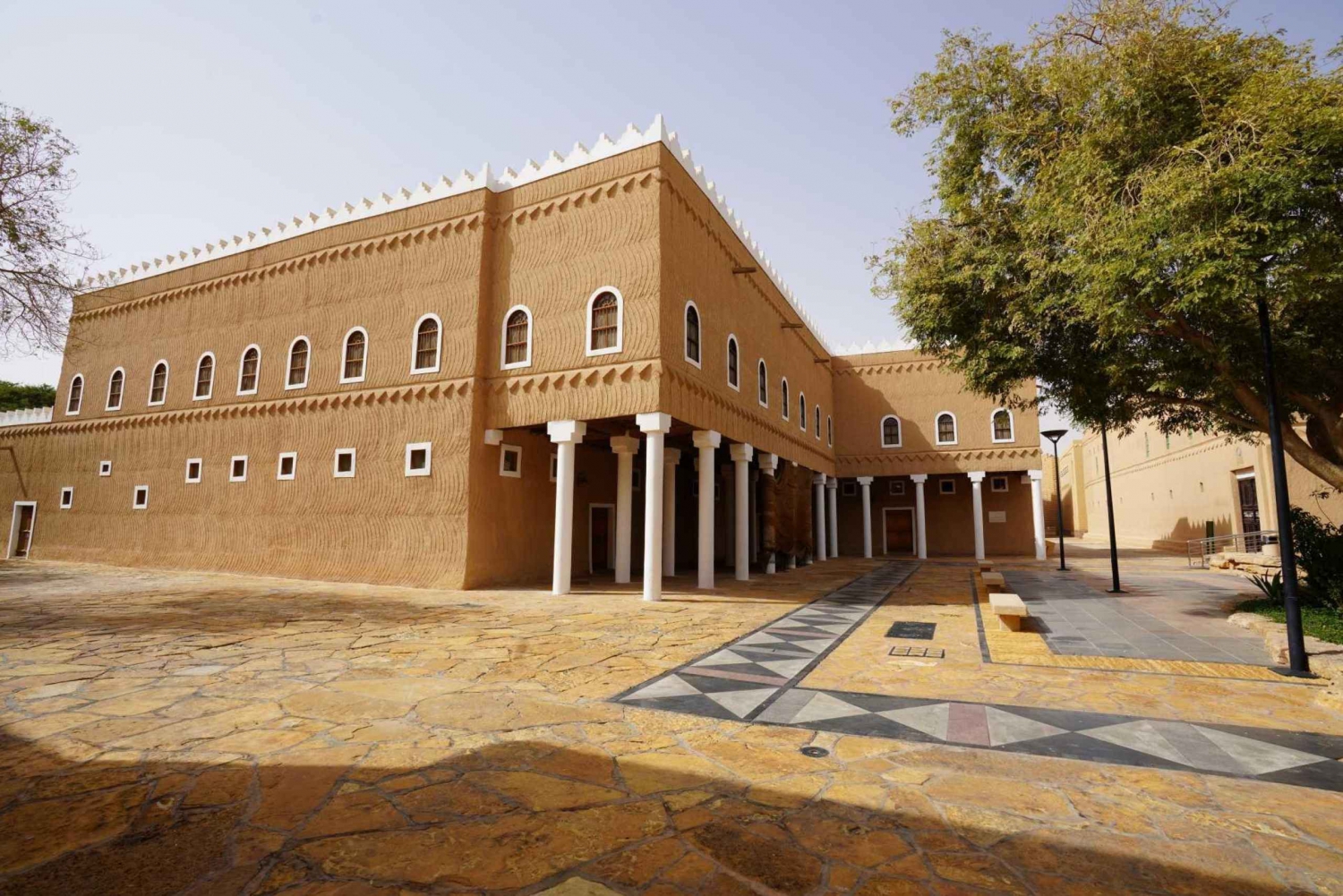 Riad: Historische Ganztagestour mit Führung und Transport