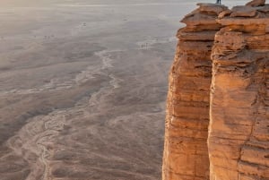 Riyadh Province: Edge of the World Tour Sunset with Dinner