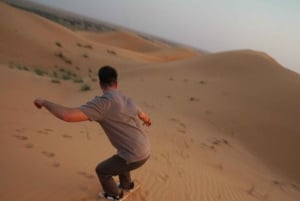 Riyadh: Kamelridning i de røde sandklitter, quadbike- og sandboardingeventyr