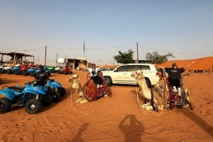 Riyadh: Tur til de røde sandklitter med quadbike og kameltur