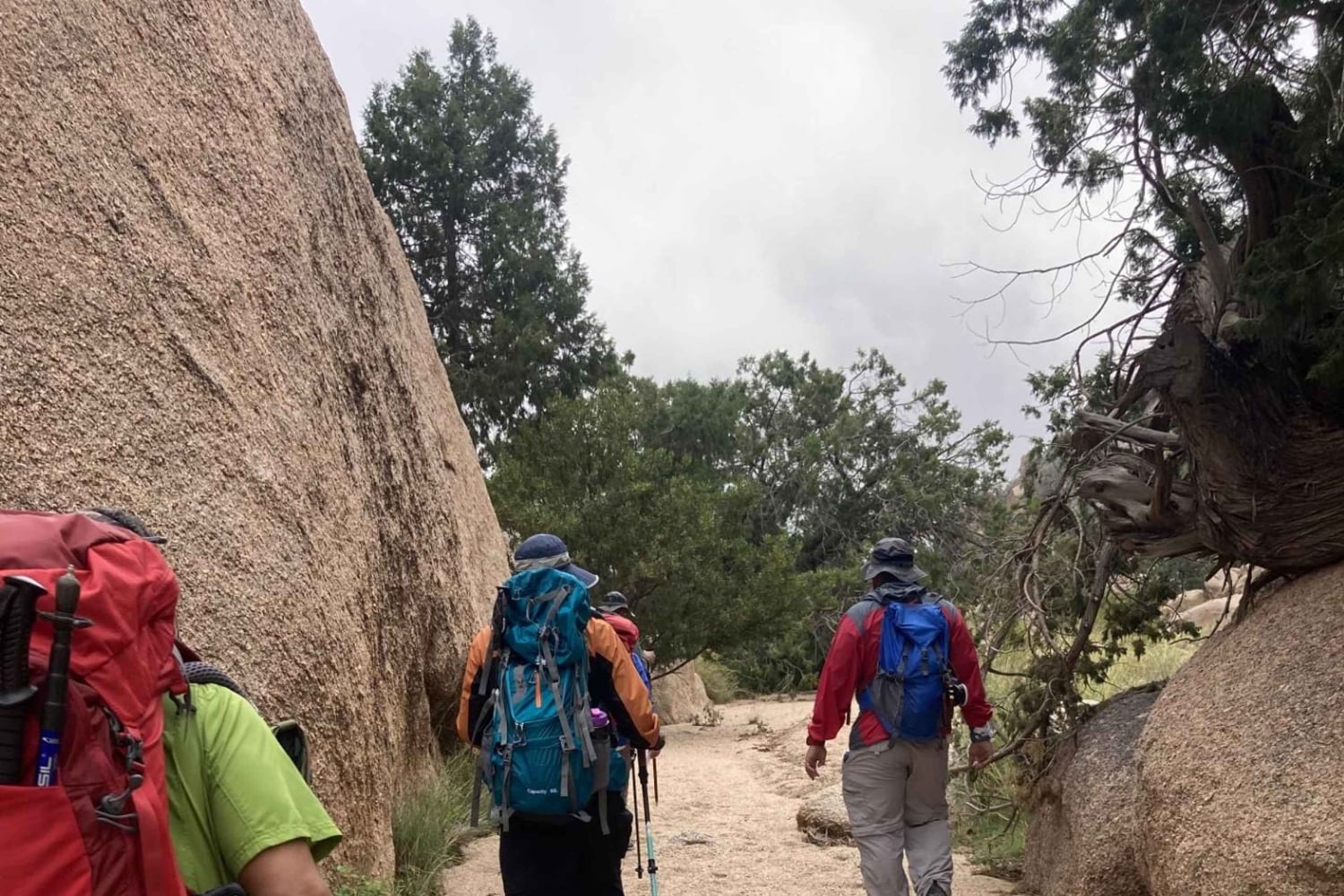 Taif: Al-Makhadah Valley Hiking Tour with Snacks