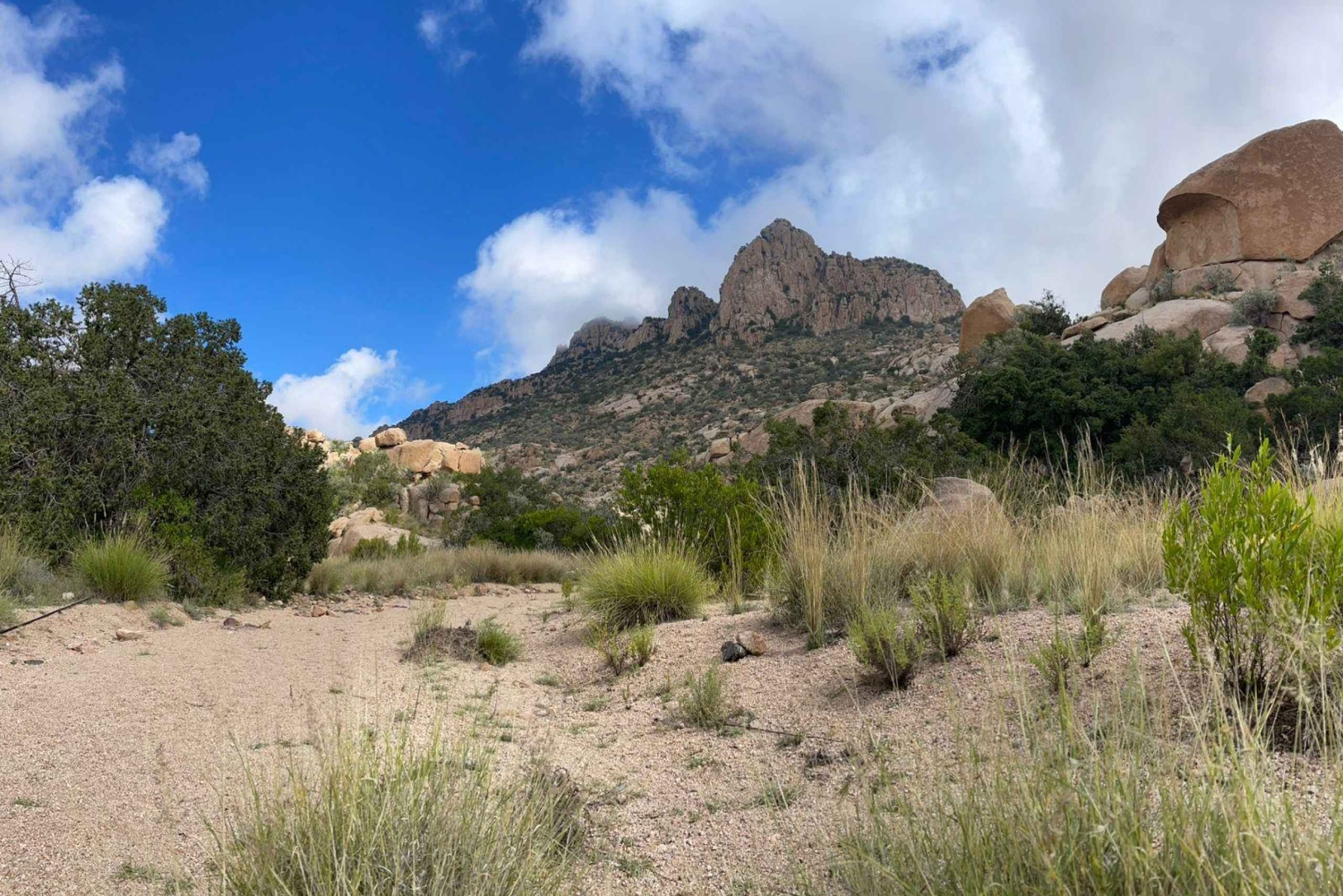 Taif: Al-Makhadah Valley Hiking Tour with Snacks