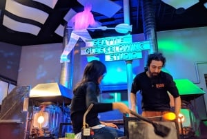 Soplado de vidrio en Seattle: crea tu propia experiencia con dos piezas.
