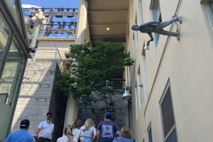 Seattle: Pike Place Market Tasting Tour with Art & Music