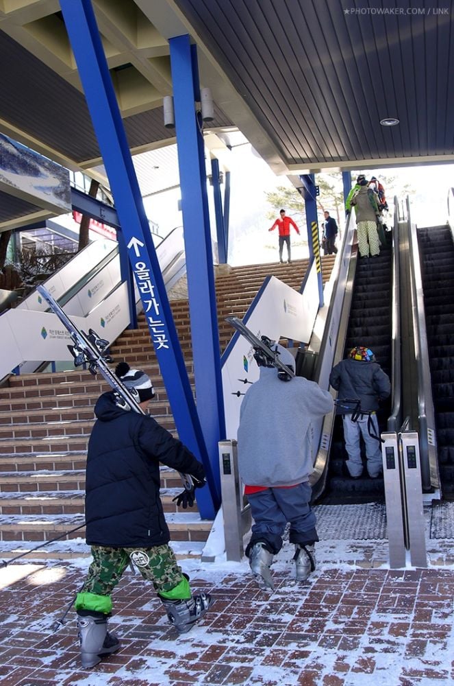 People going up the escalator at Jisan