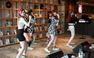 Kpop Group Dalshabet at Dal.komm Coffee