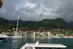 Von Mahé: Direkter Bootstransfer nach Praslin