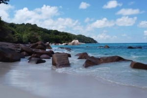 Noleggio barca privata di lusso a Praslin, Seychelles, con barbecue.