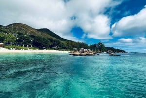 Noleggio barca privata di lusso a Praslin, Seychelles, con barbecue.