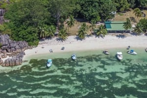Praslin: Curieuse & St. Pierre -päiväretki veneellä ja grillillä