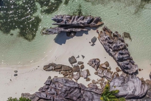 Praslin: Curieuse & St. Pierre -päiväretki veneellä ja grillillä