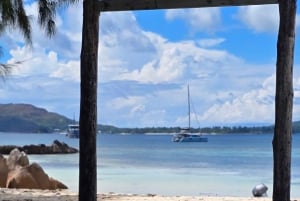 Praslin: Curieuse & St. Pierre -päiväretki veneellä ja grillillä