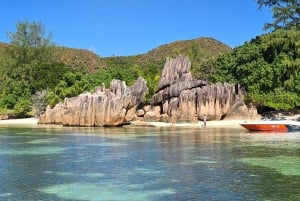 Praslin: Curieuse & St. Pierre -päiväretki veneellä ja grillillä