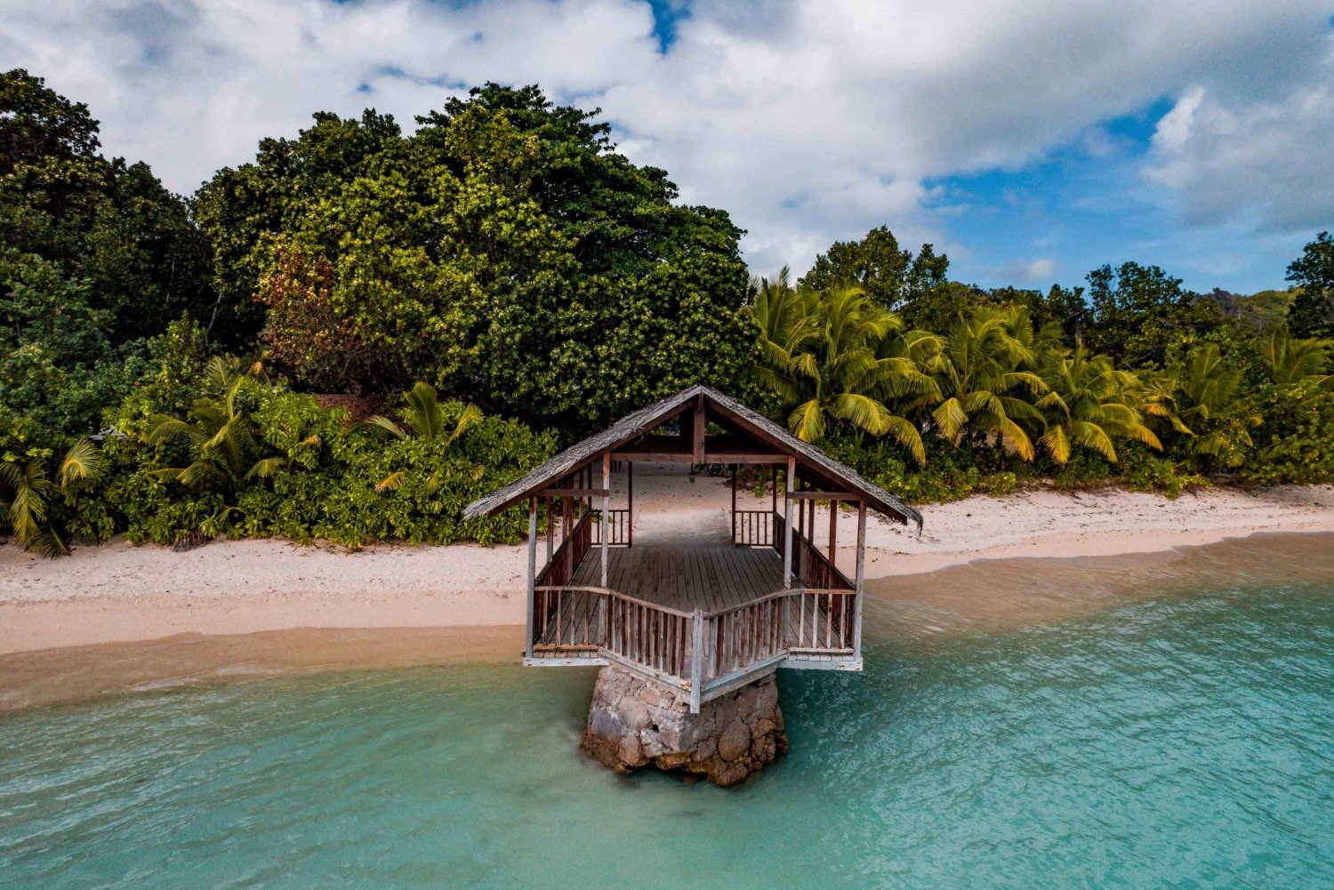 Seychelles: Praslin Island and La Digue Island Day Tour