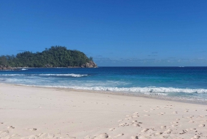 Besøk Mahe Seychellene på din måte. Victoria nasjonalpark strand