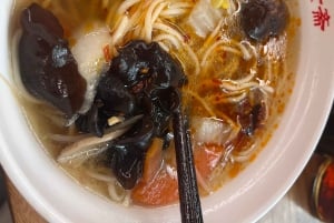 Visita buddista al tempio Longhua e assaggia i noodles vegetariani