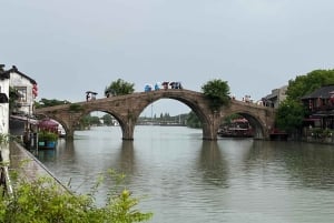 De Xangai: Visita à cidade aquática de Zhujiajiao com passeio de gôndola