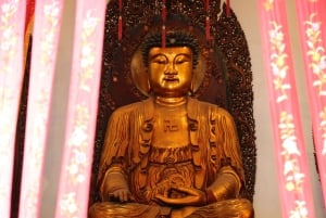 Shanghai: dag van het boeddhisme, gebed en creativiteit