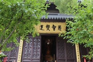 Shanghai: dag van het boeddhisme, gebed en creativiteit