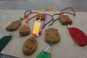 Shanghái: clase práctica de elaboración de pastillas de incienso.