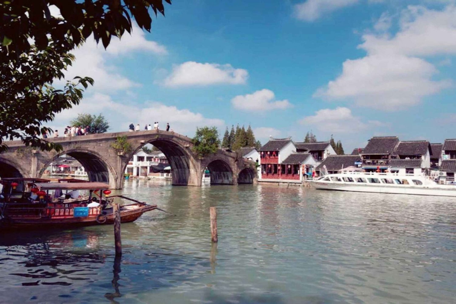 Shanghai Highlights och Zhujiajiao Water Town Privat tur