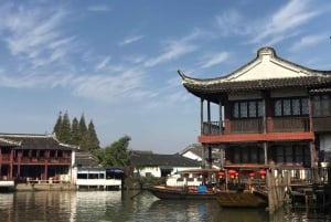 Shanghai Highlights och Zhujiajiao Water Town Privat tur