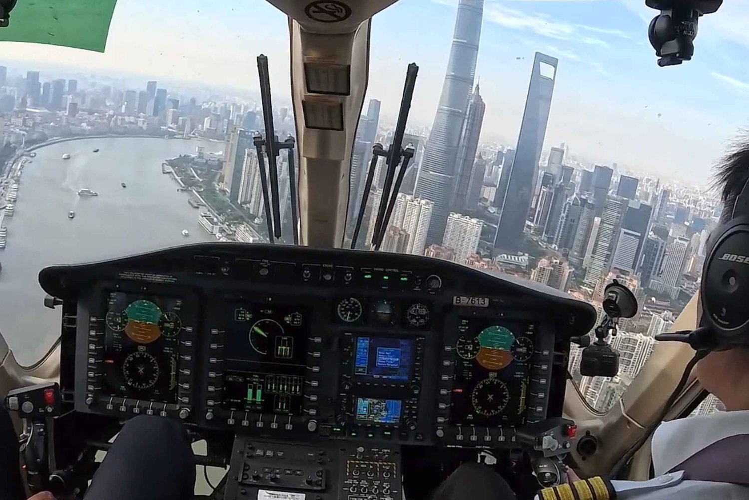 Tour en helicóptero por Shanghái: vuelo privado sobre el paisaje urbano
