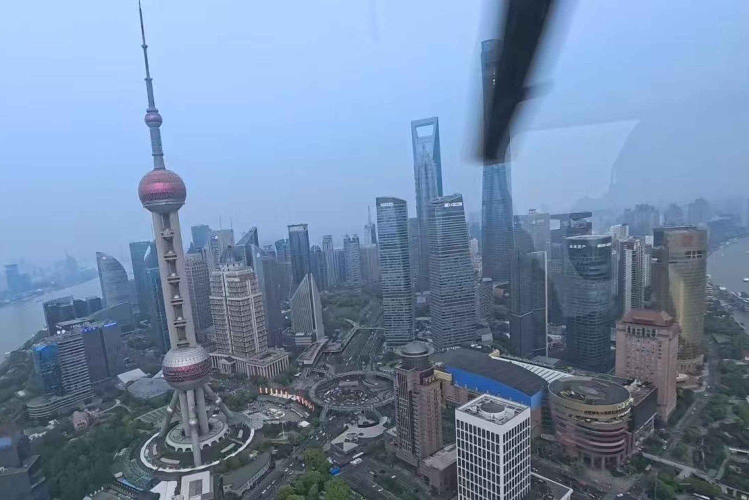 Tour en helicóptero por Shanghái: vuelo privado sobre el paisaje urbano