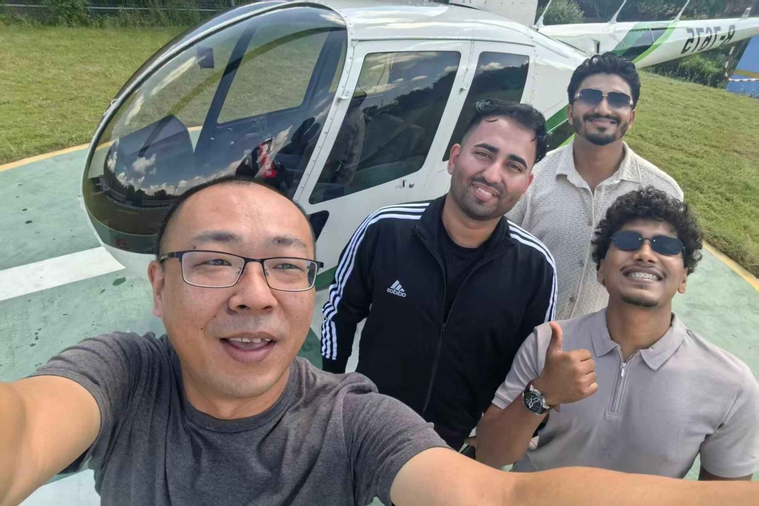 Tour en helicóptero por Shanghái: vuelo privado sobre el paisaje urbano