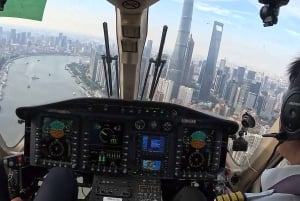 Tour en helicóptero por Shanghái: vuelo privado sobre el paisaje urbano