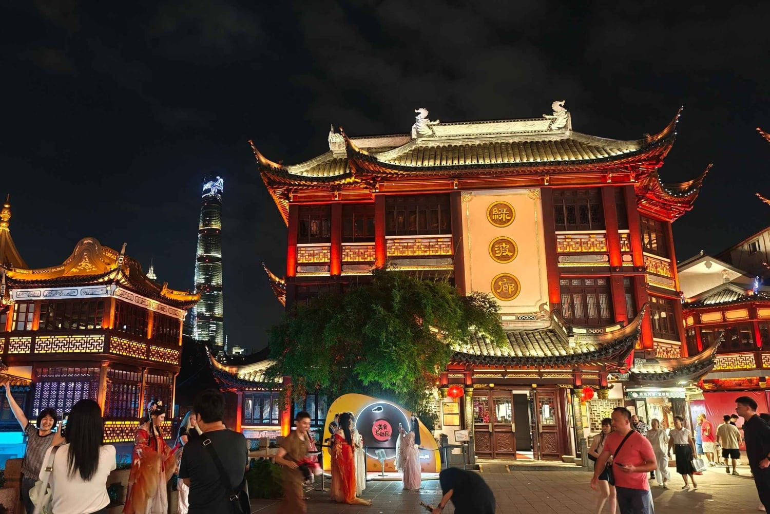 Shanghai Night Tour: Old Town, Local Dinner & Rooftop Bar