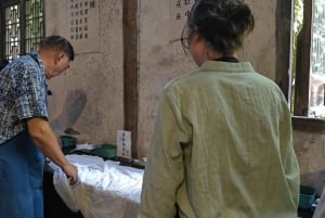 Shanghai: Yksityinen Wuzhenin matkapäivä ja indigotyöpaja