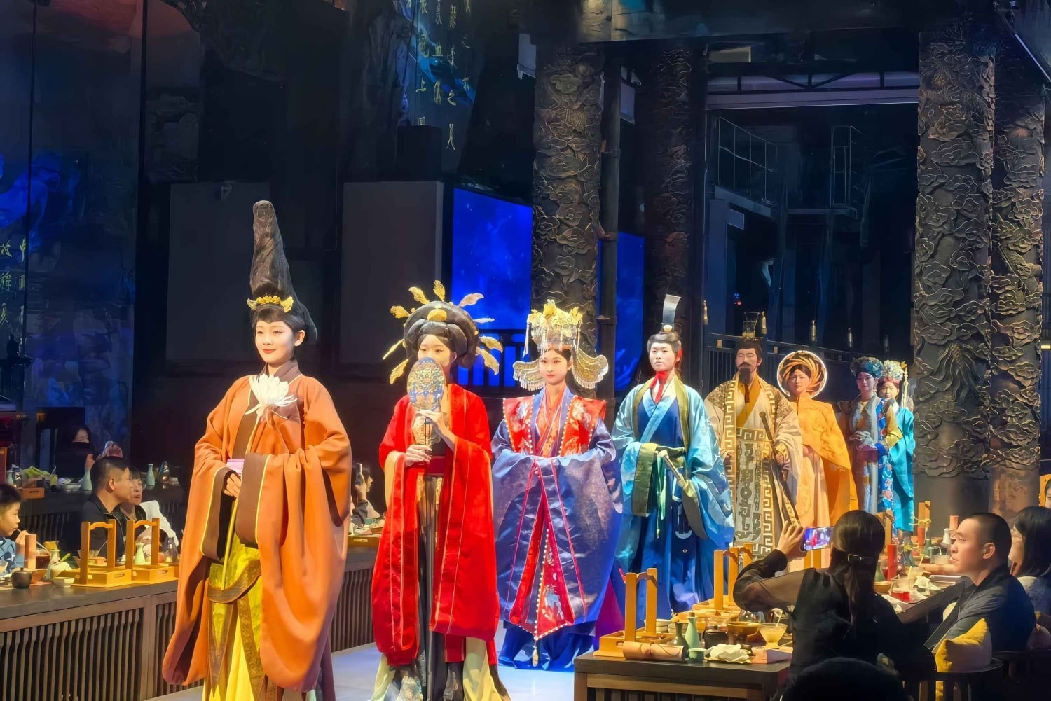 Shanghai: Medrivende kongelig banket med danseshow